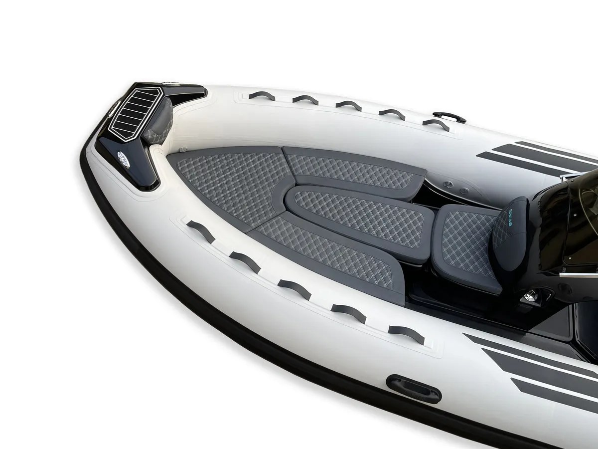 3D Tender Dream 500: Boeg met zitbanken en console