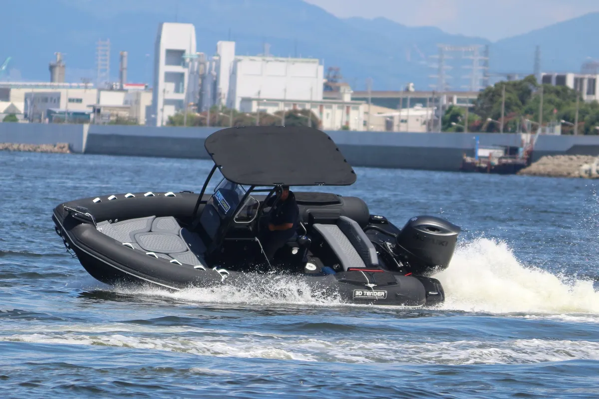 3D Tender Dream 655: Rubberboot varend op water