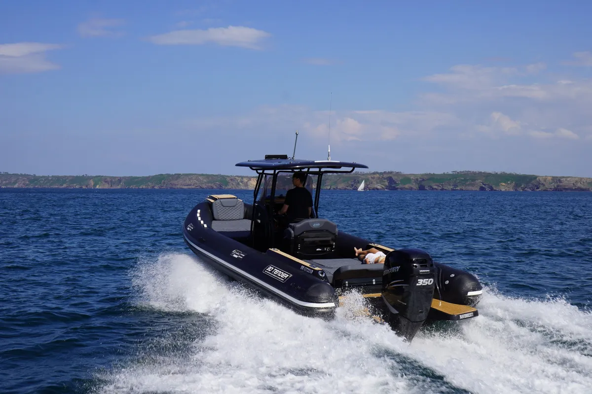 3D Tender Dream 850: Rib boot varend op zee