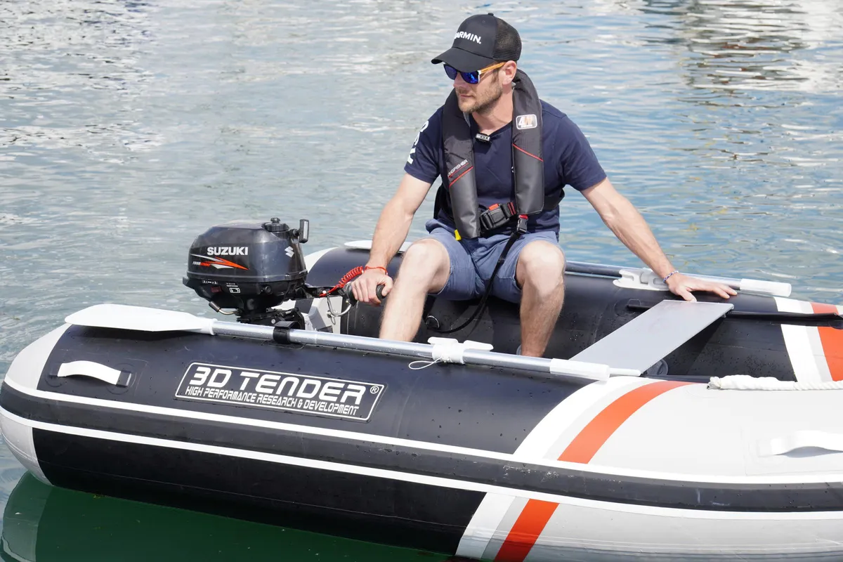 3D Tender Fastcat 200: Man vaart rubberboot met buitenboordmoto