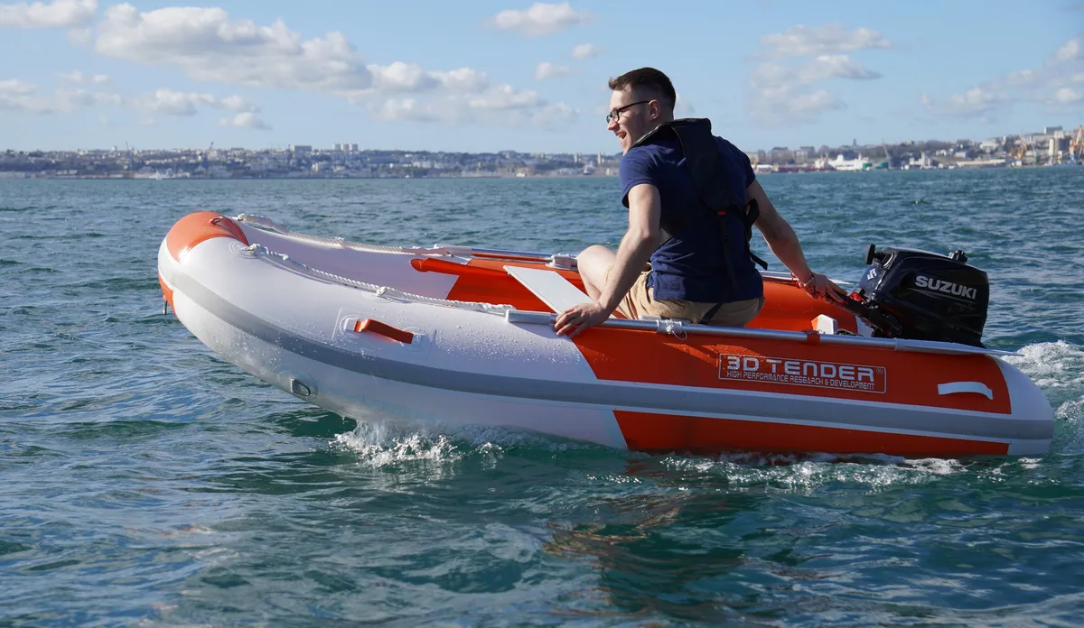 3D Tender Fastcat 230: Man vaart opblaasboot op zee