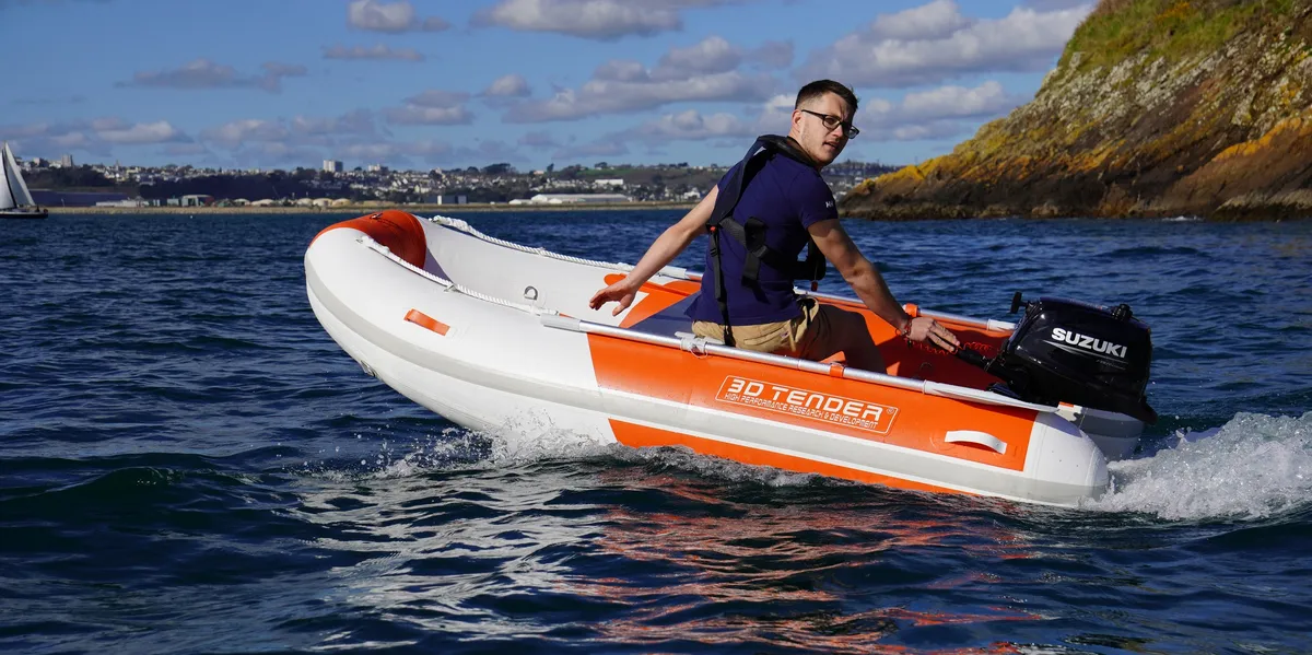 3D Tender Fastcat 260: Rubberboot varend met man aan boord