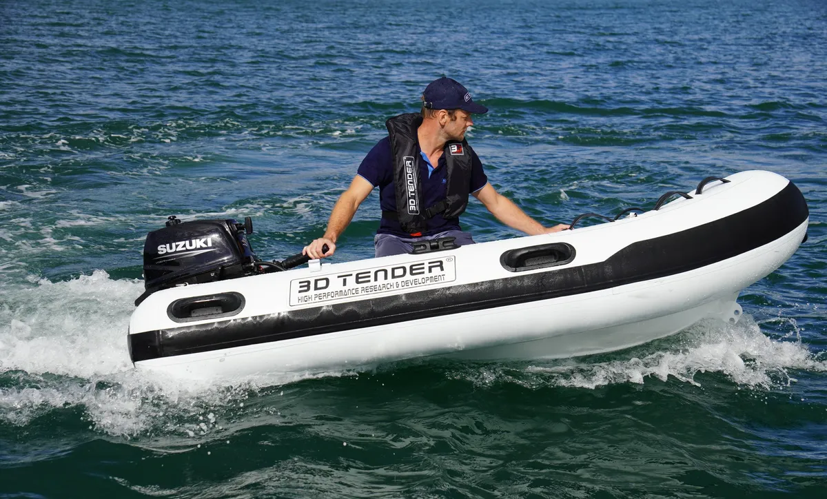 3D Tender Federlight Aluminium 245: Rubberboot varend op zee