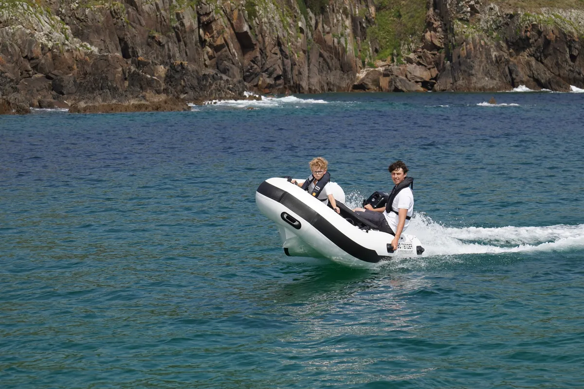 3D Tender Federlight Aluminium 265: Rubberboot vaart snel over zee