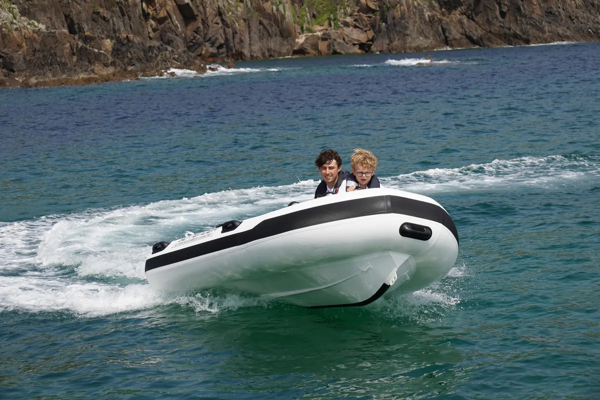 3D Tender Federlight Aluminium 315: Rubberboot varend met opspattend water