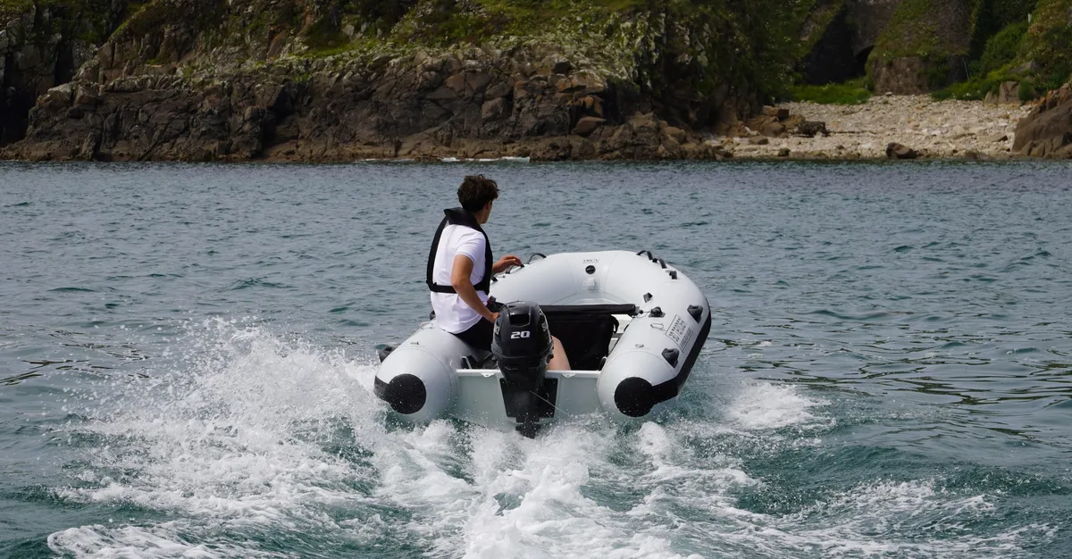 3D Tender Federlight Aluminium 335: Rubberboot vaart op zee