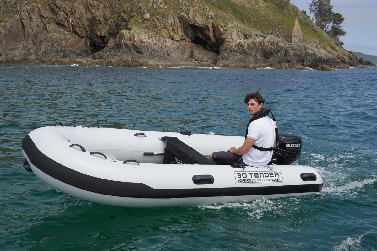 3D Tender Federlight Aluminium 365: Rubberboot vaart langs kustlijn