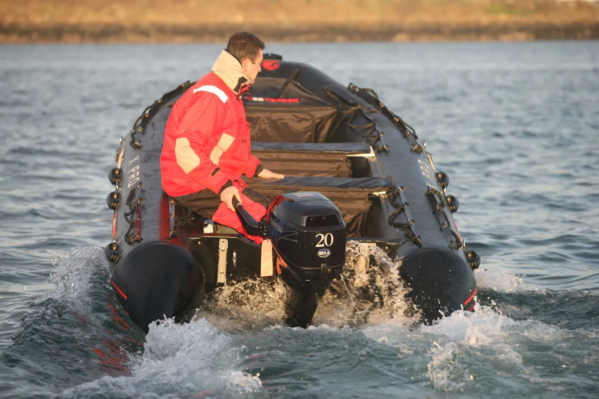 3D Tender Heavy Duty 500: Man vaart rubberboot met buitenboordmotor