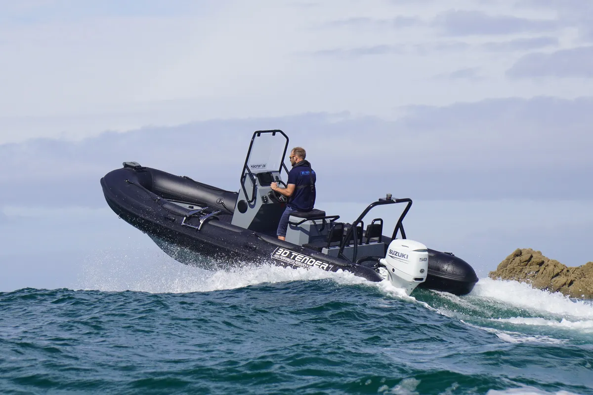 3D Tender Nividic 550: Rubberboot varend op zee