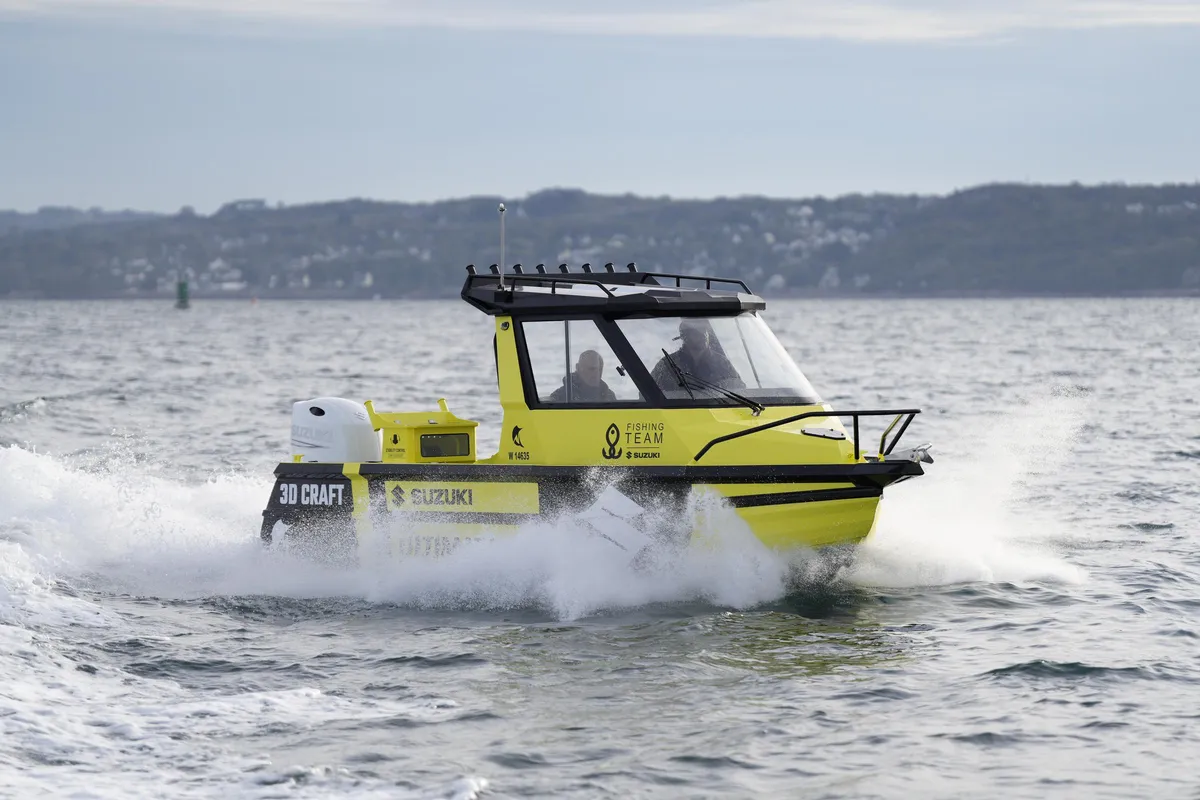 3D Tender Norden 600: Gele boot varend op zee