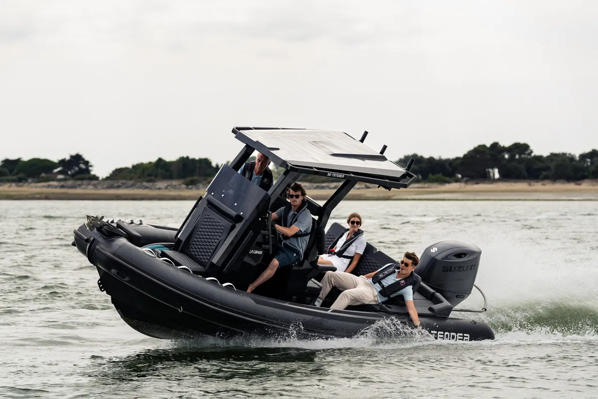 3D Tender Odyssey 635: Rubberboot varend met passagiers zee