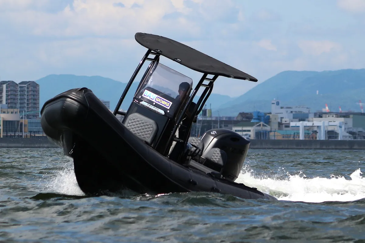 3D Tender Patrol 670: Rubberboot varend met golven op zee