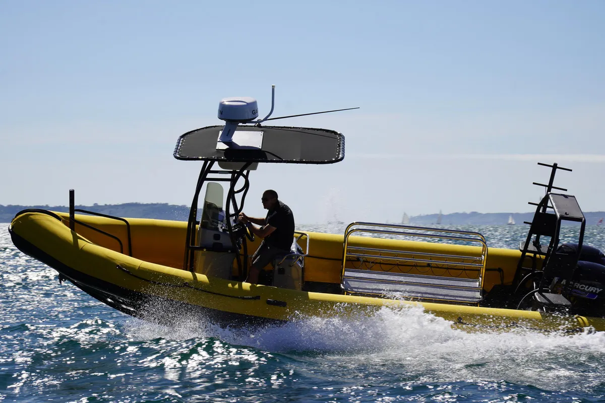 3D Tender Patrol 760: Rib boot varend op zee