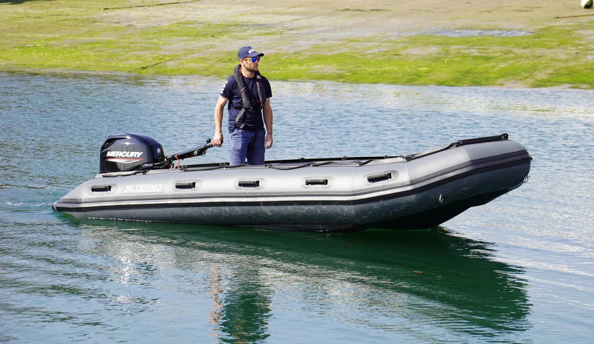 3D Tender Polar 470: Rubberboot met man op water