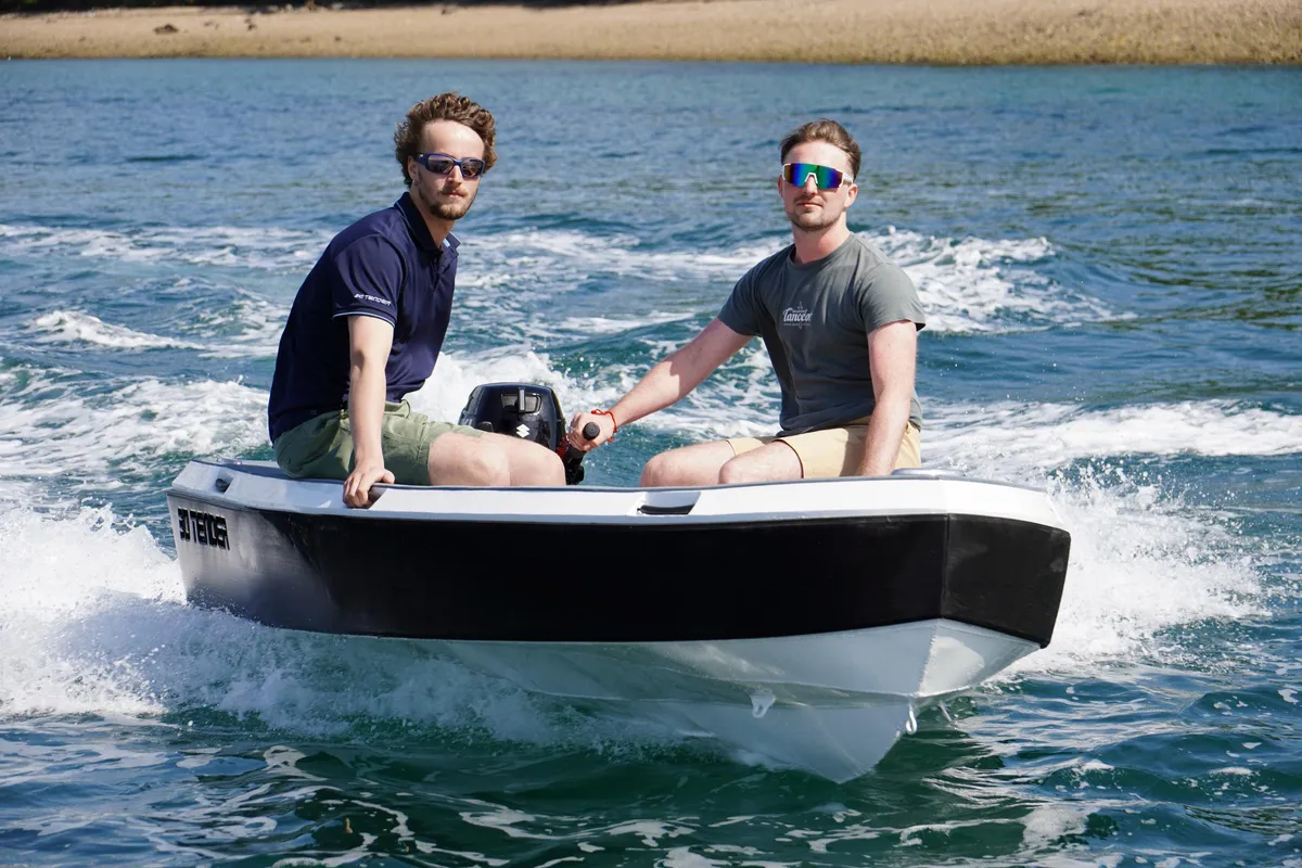 3D Tender Reef 285 ALU: Twee mannen varen kleine boot