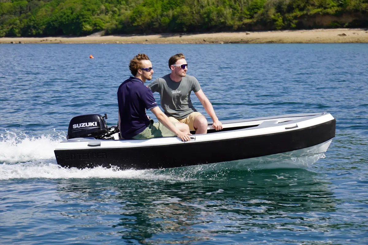 3D Tender Reef 310 ALU: Boot varend op water