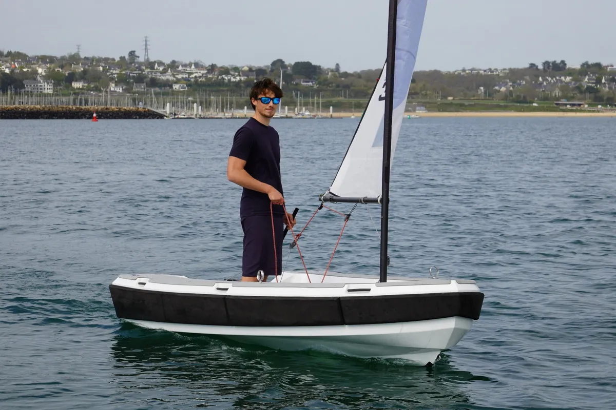 3D Tender Reef 320 Carbon: Man vaart klein zeilbootje