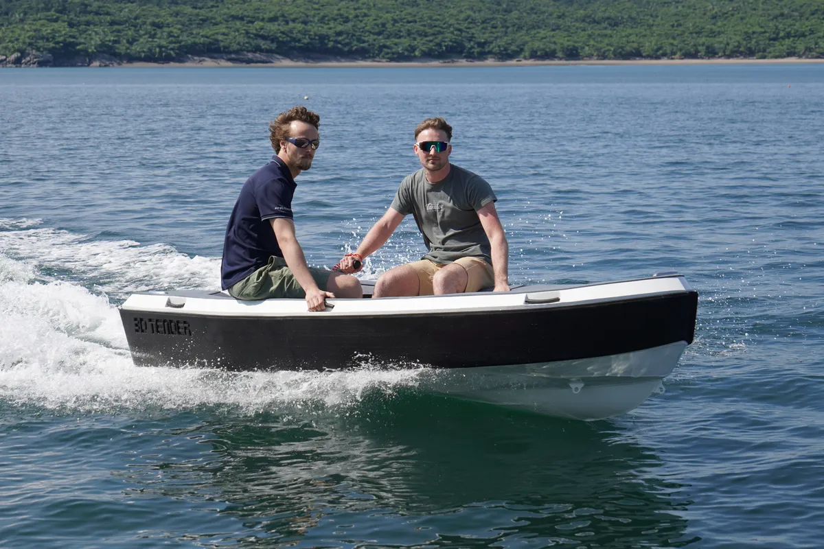 3D Tender Reef 330 ALU: Kleine boot varend op water