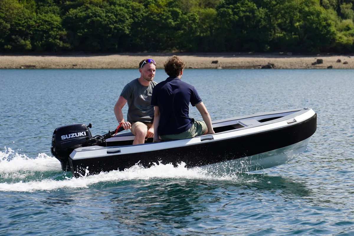 3D Tender Reef 350 ALU: Boot varend op water