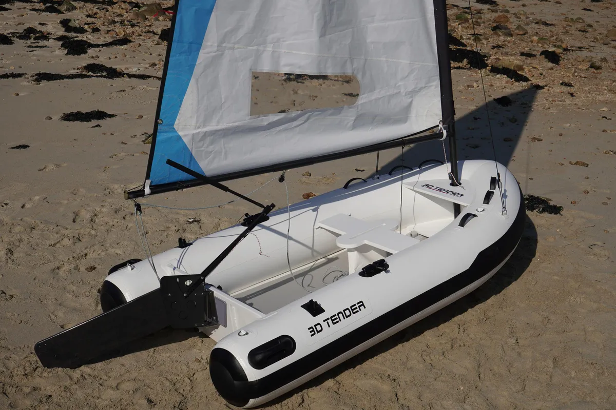 3D Tender Sail Tender 280: Opblaasboot met zeil op strand