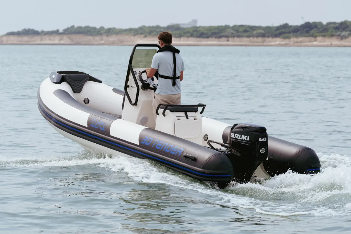 3D Tender TR54: Rubberboot varend op water