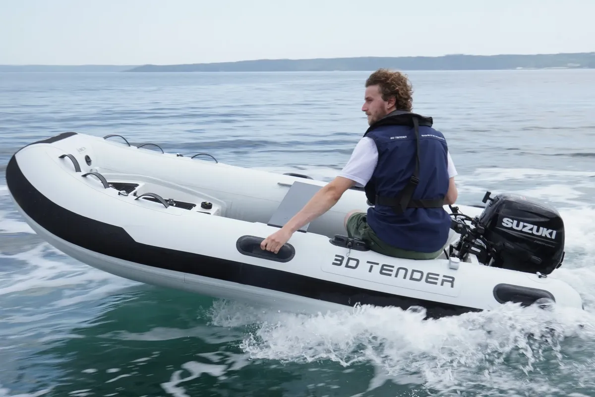 3D Tender Ultimate 300: Rubberboot varend op zee