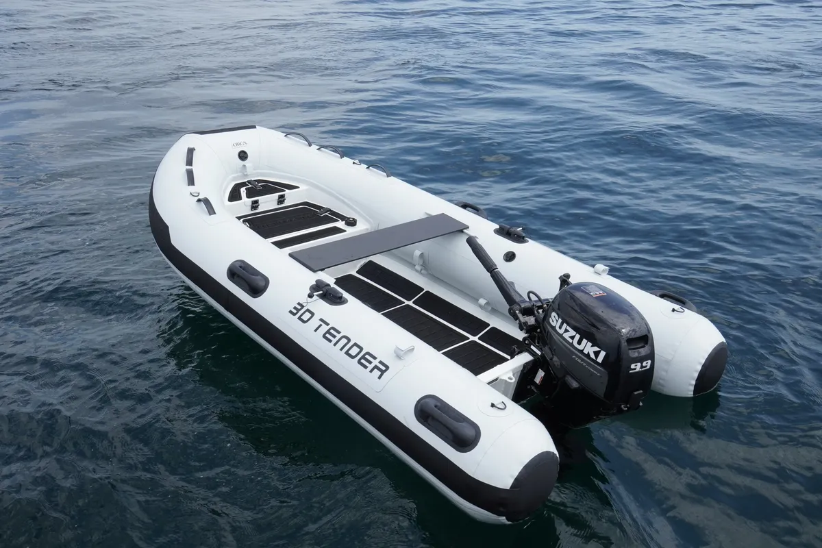 3D Tender Ultimate 340: Rubberboot met buitenboordmotor op water