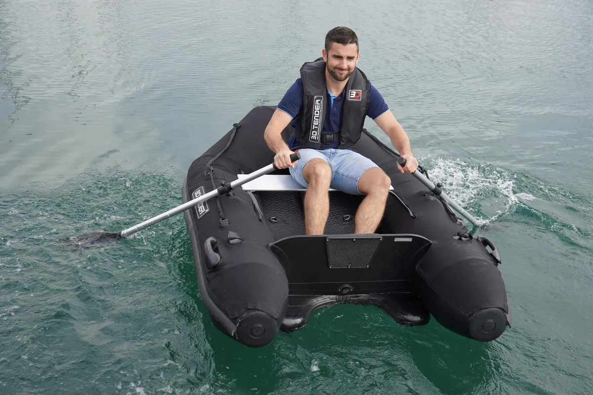 3D Tender VIB Air 280: Man roeit rubberboot op water