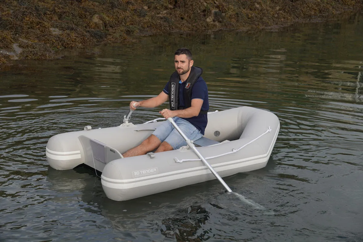 3D Tender World Travel 200: Man roeit rubberboot op water