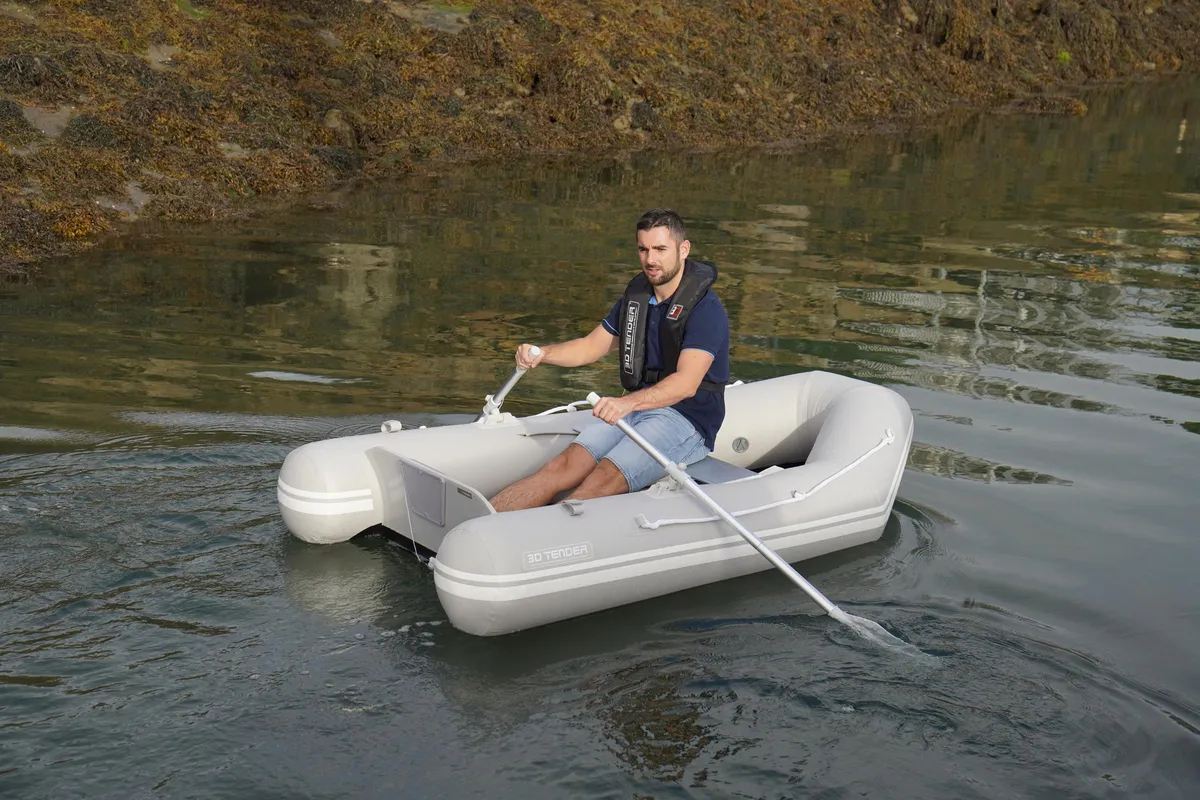 3D Tender World Travel 235: Man roeit rubberboot op water