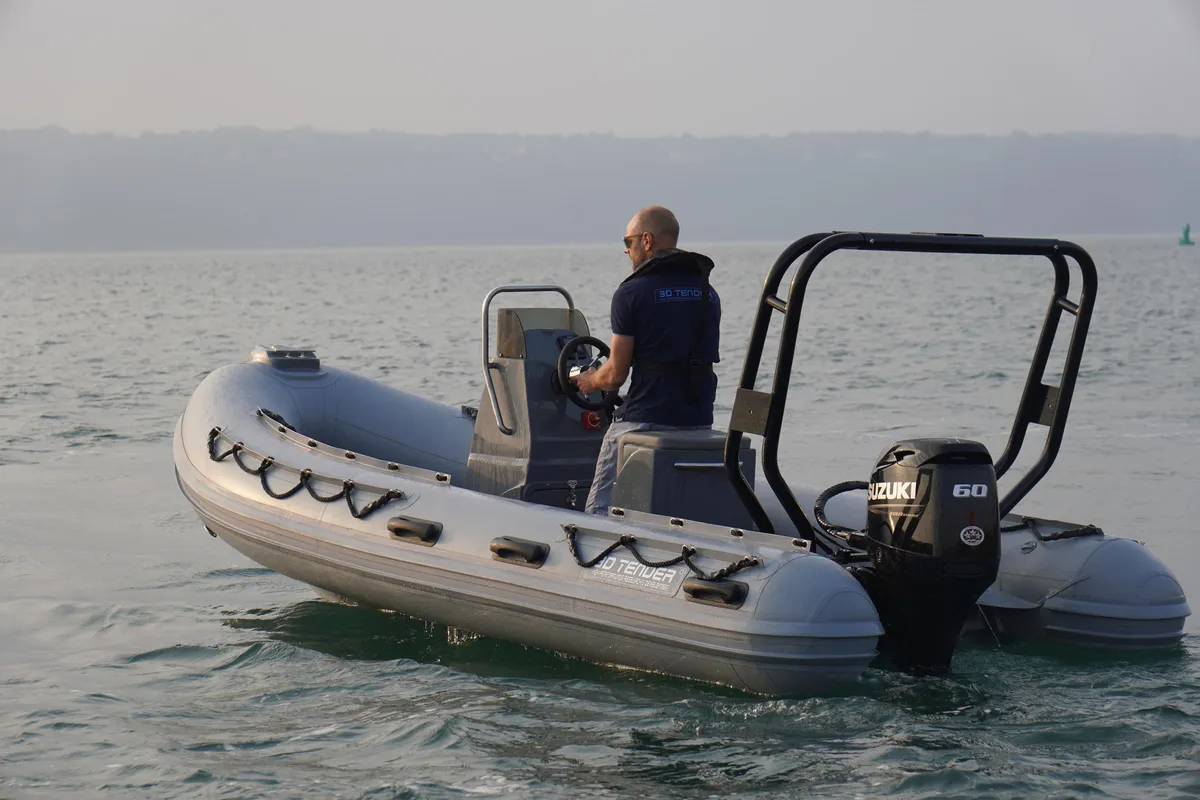 3D Tender XPRO 445: Man vaart rubberboot op zee