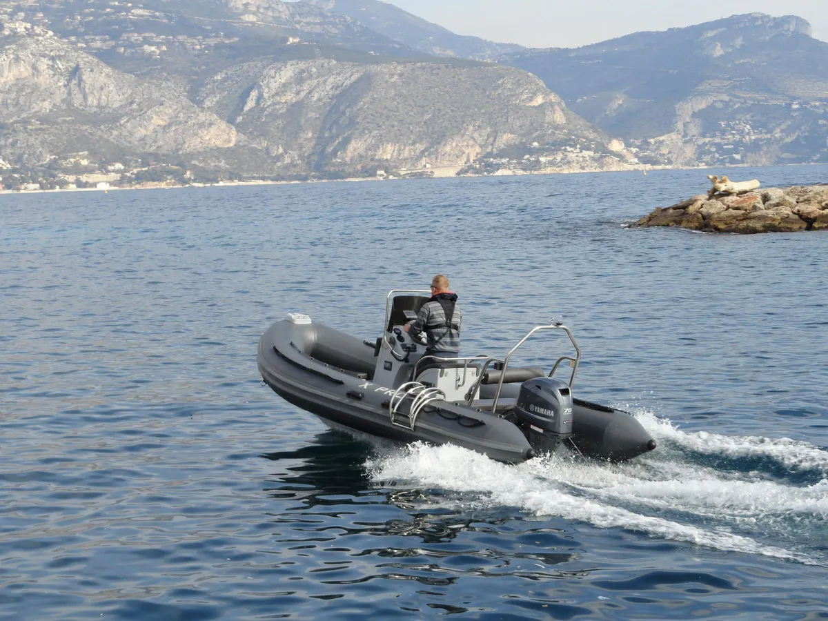 3D Tender XPRO 535: Rubberboot vaart op zee