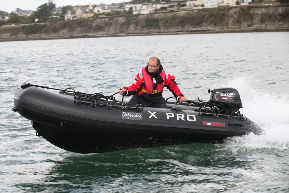 3D Tender XPRO ALU 415: Rubberboot varend op zee