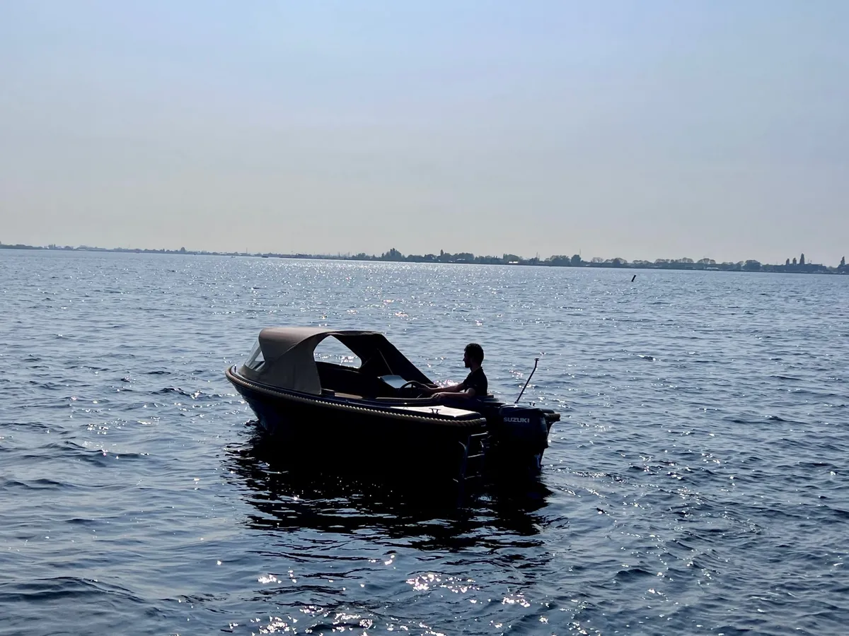 4-Family 530 de Luxe: Boot varend op water