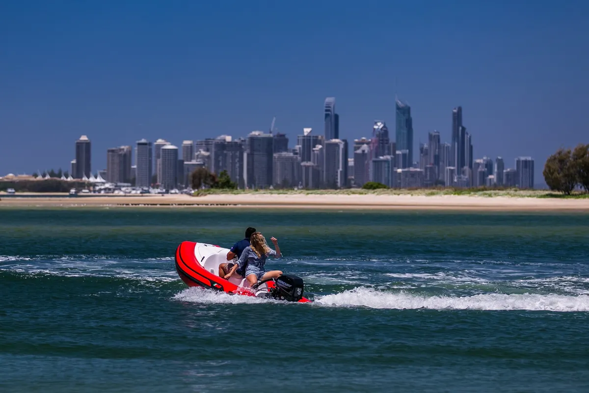 AB Inflatables AB Rider: Rubberboot vaart voor stadsskyline