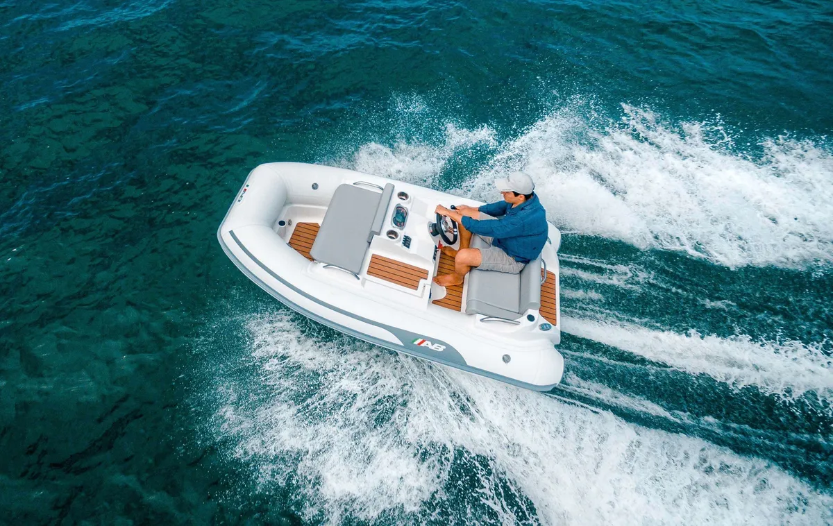 AB Inflatables ABJET 290: Rubberboot varend op zee