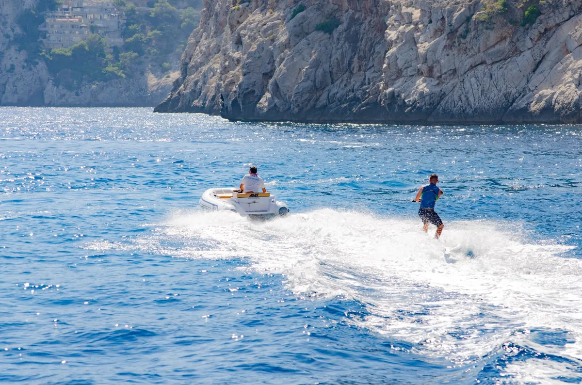 AB Inflatables ABJET 330: Waterskier achter rubberboot op zee