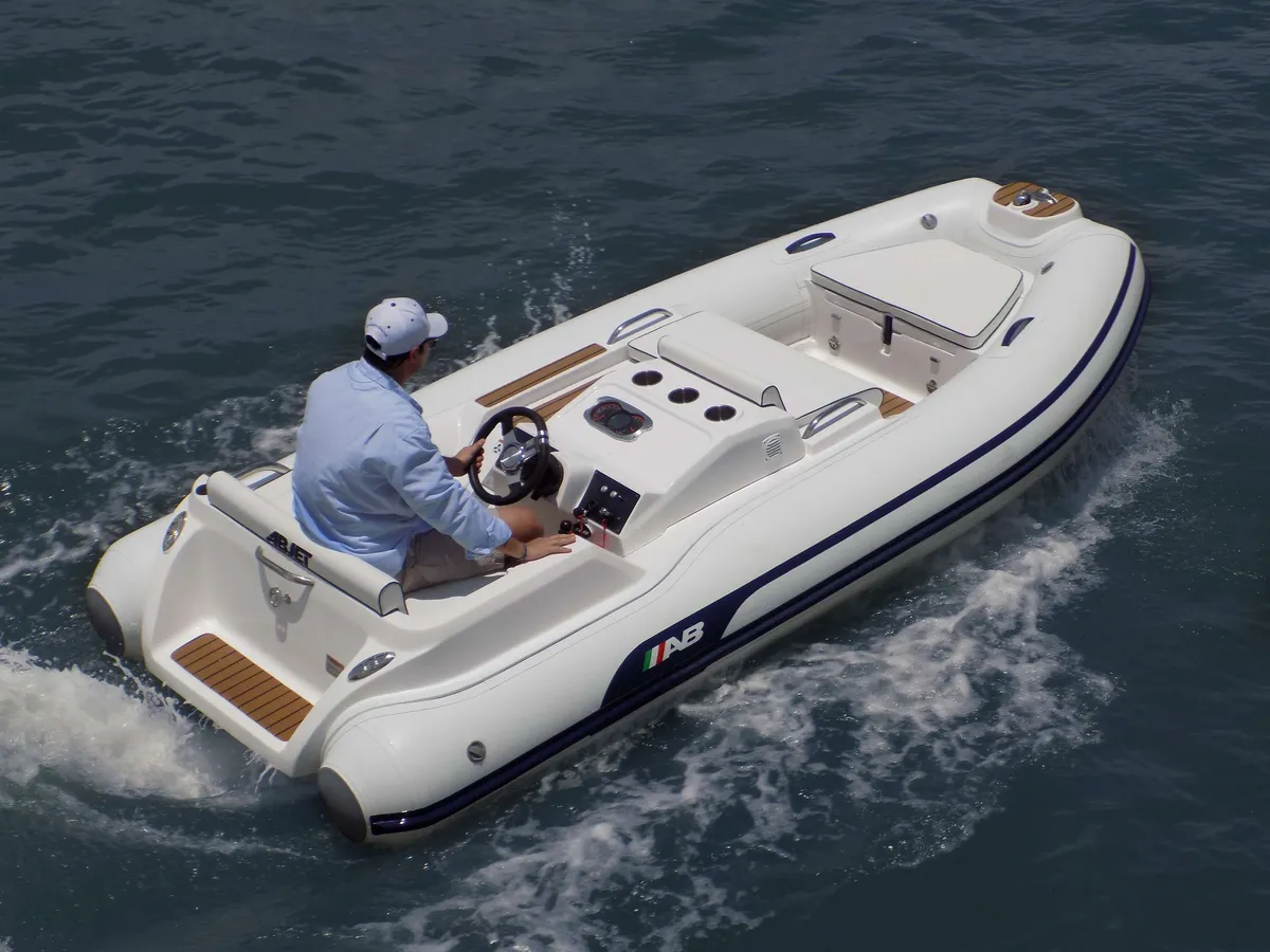 AB Inflatables ABJET 380: Rubberboot varend op water