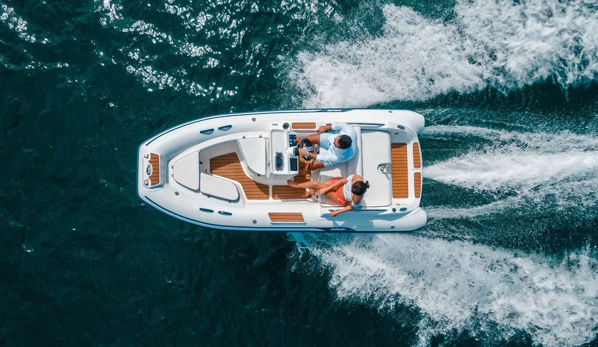 AB Inflatables ABJET 430 XP: Boot varend op zee vanuit vogelperspecti