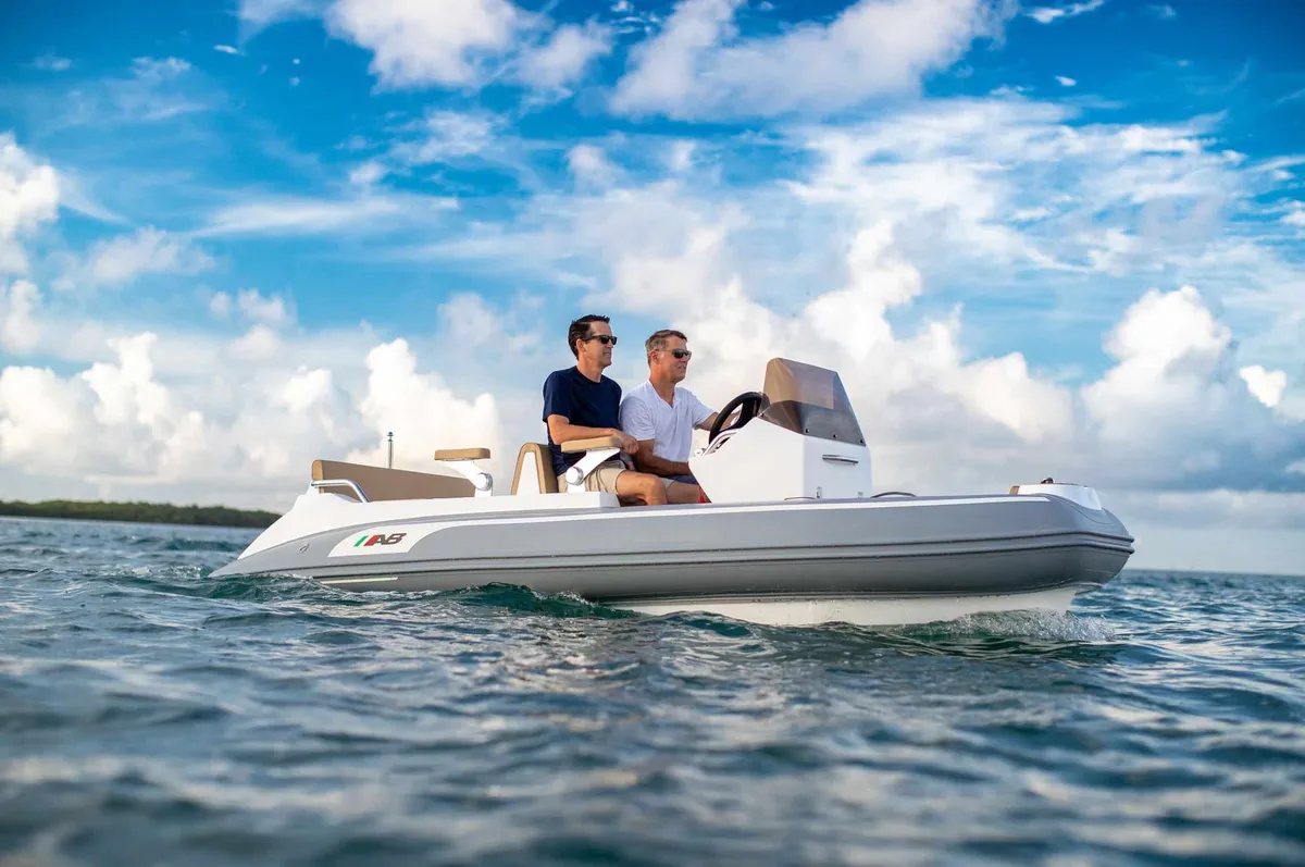 AB Inflatables ABJET 450 Diesel: Rubberboot varend op zee