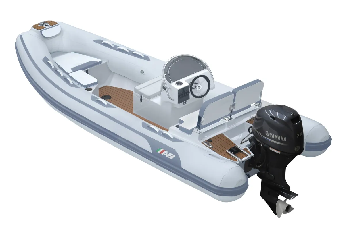 AB Inflatables Alumina 18 ALX: Rubberboot met buitenboordmotor bovenaan