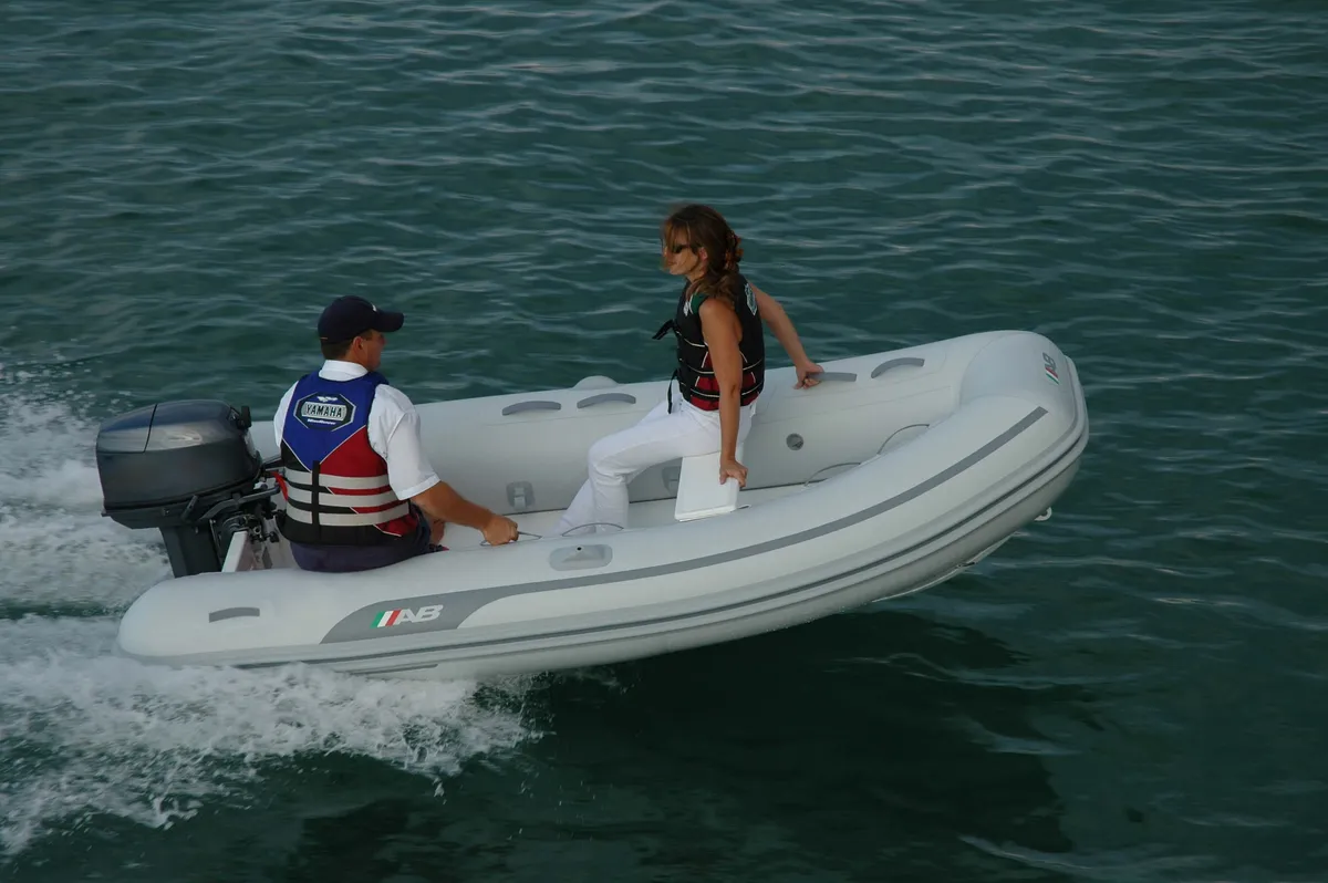 AB Inflatables Lammina 10 AL: Rubberboot varend op water