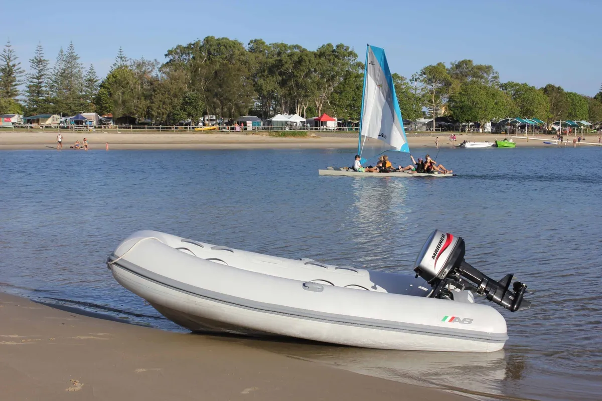 AB Inflatables Lammina 10 UL: Rubberboot op strand met zeilboot