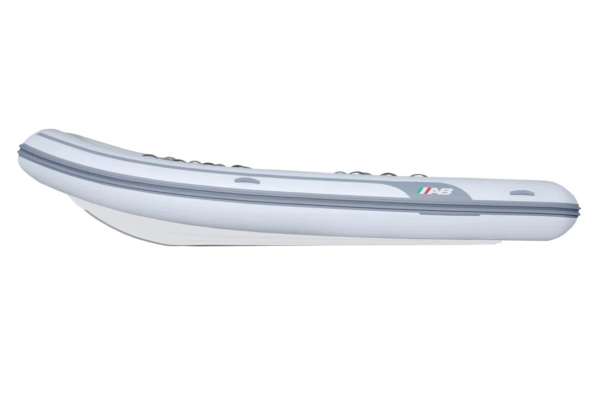 AB Inflatables Lammina 16 AL: Opblaasboot zijaanzicht witte rubberboot