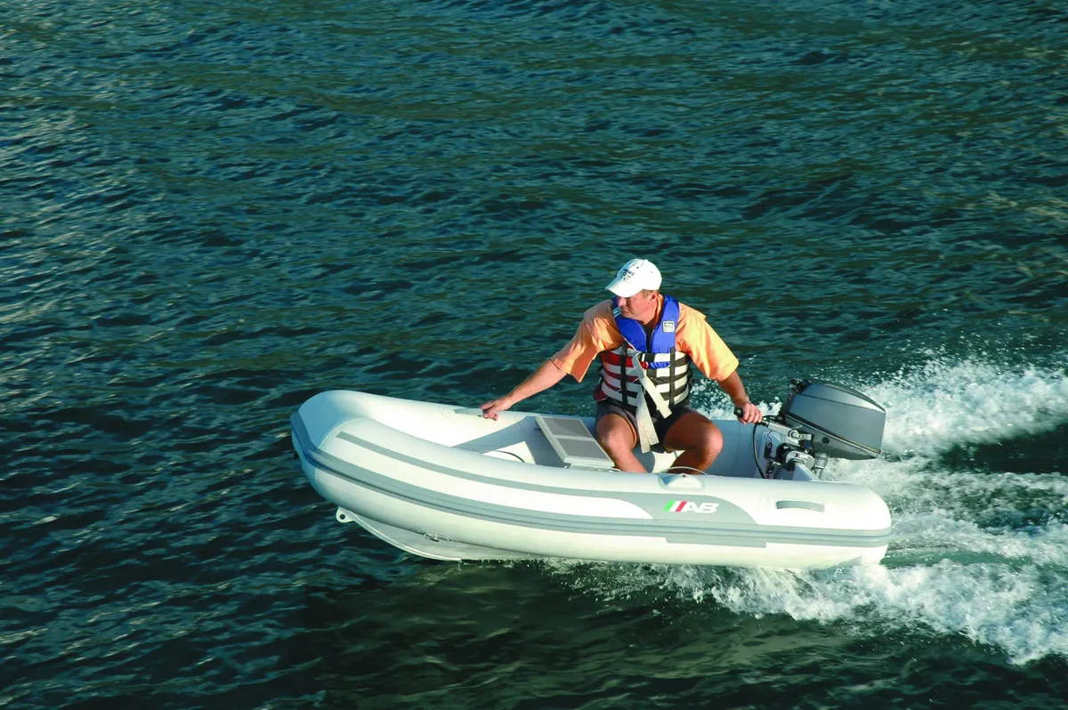 AB Inflatables Lammina 8 AL: Rubberboot varend op water