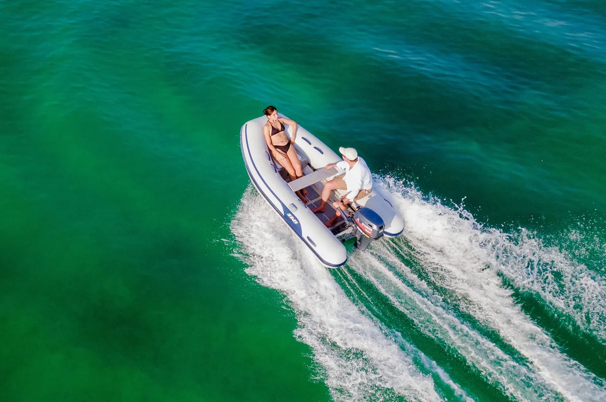 AB Inflatables Lammina 9.5 AL: Rubberboot varend met opspattend water