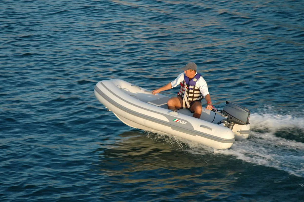 AB Inflatables Lammina 9 AL: Rubberboot varend op zee