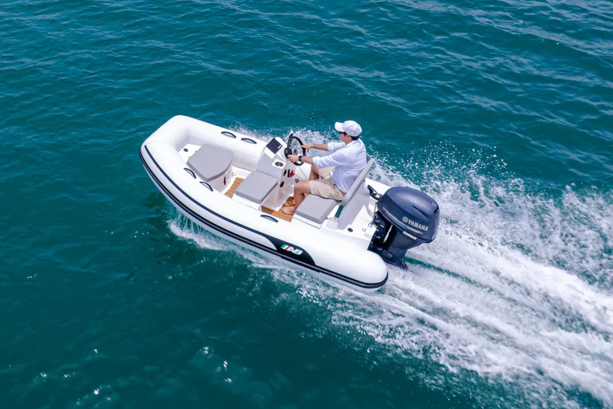 AB Inflatables Mares 10 VSX: Rubberboot varend op zee
