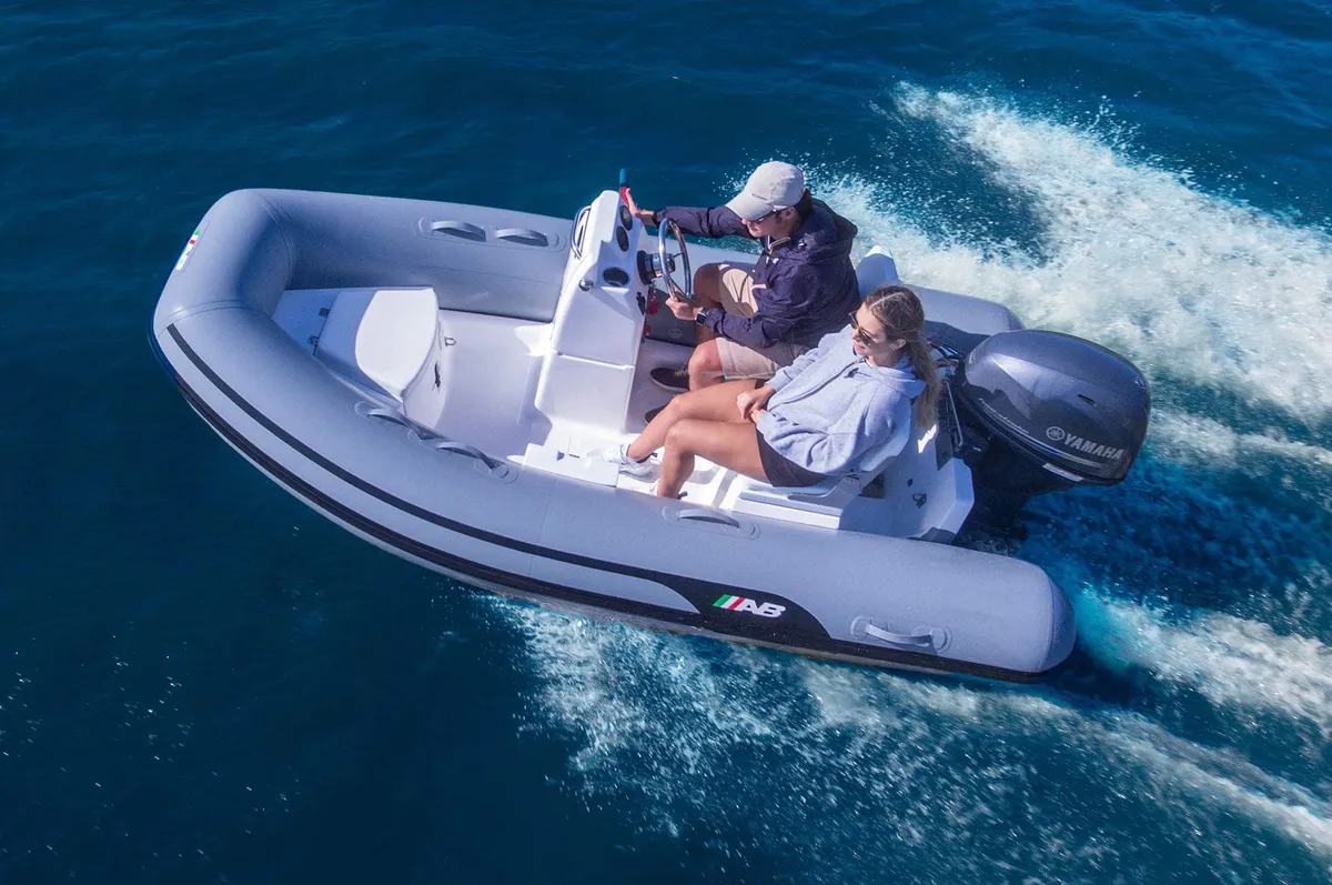 AB Inflatables Mares 11 VSX: Rubberboot varend op zee