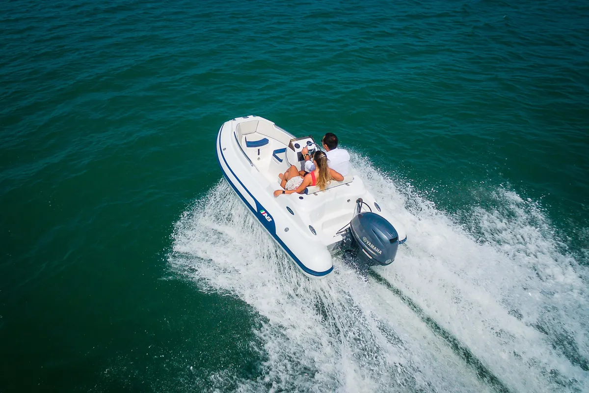 AB Inflatables Nautilus 12 DLX: Boot varend op zee